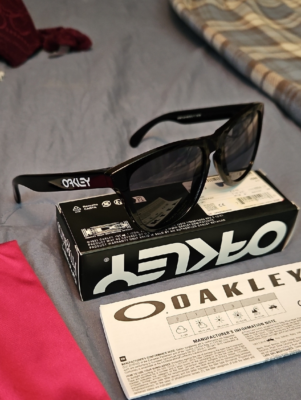 Oakley Womens Sunglasses With Original Box & Pouch FROGSKINS